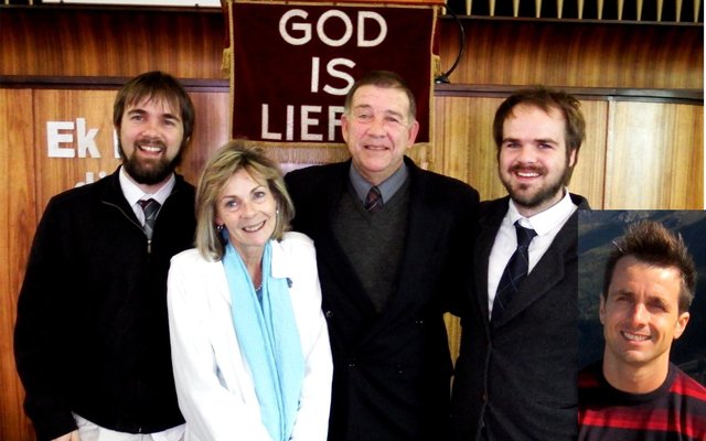 Die Van Zyl-leraarsgesin voor die kansel, met vlnr Jaco, Mickey, dr Bobo en Jasper, met Willie op die inlasfoto